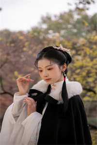 校花学姐刚重生，就骗我回家