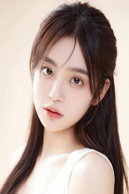 穿成炮灰女配后，高冷团长对我失控了